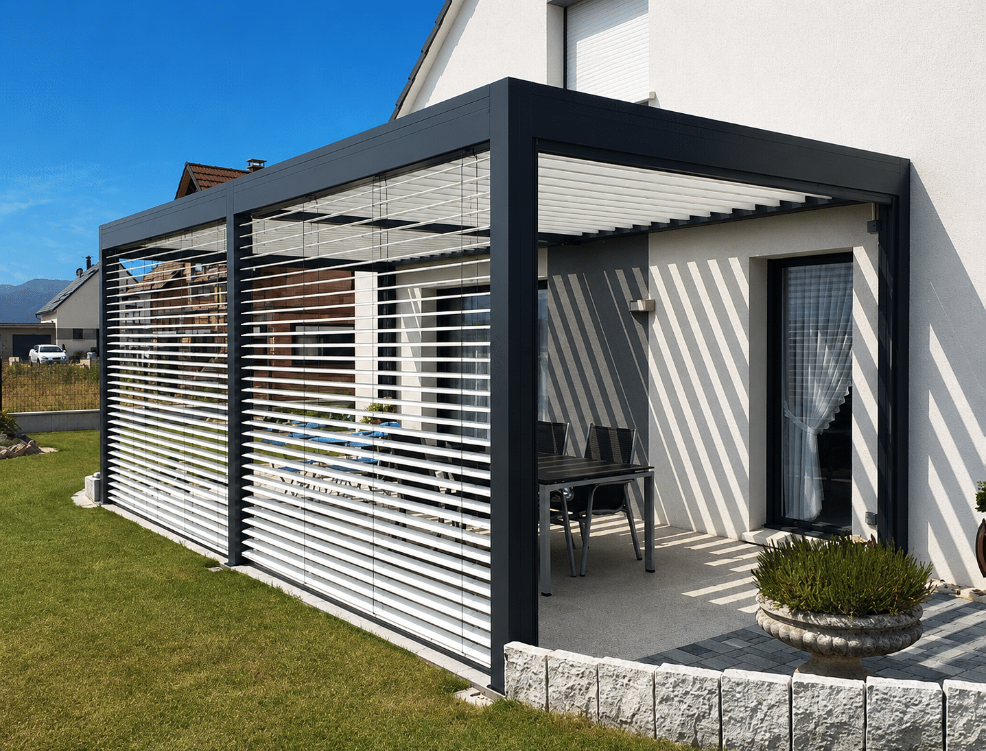 Pergola à panneaux isolés, toiture pleine