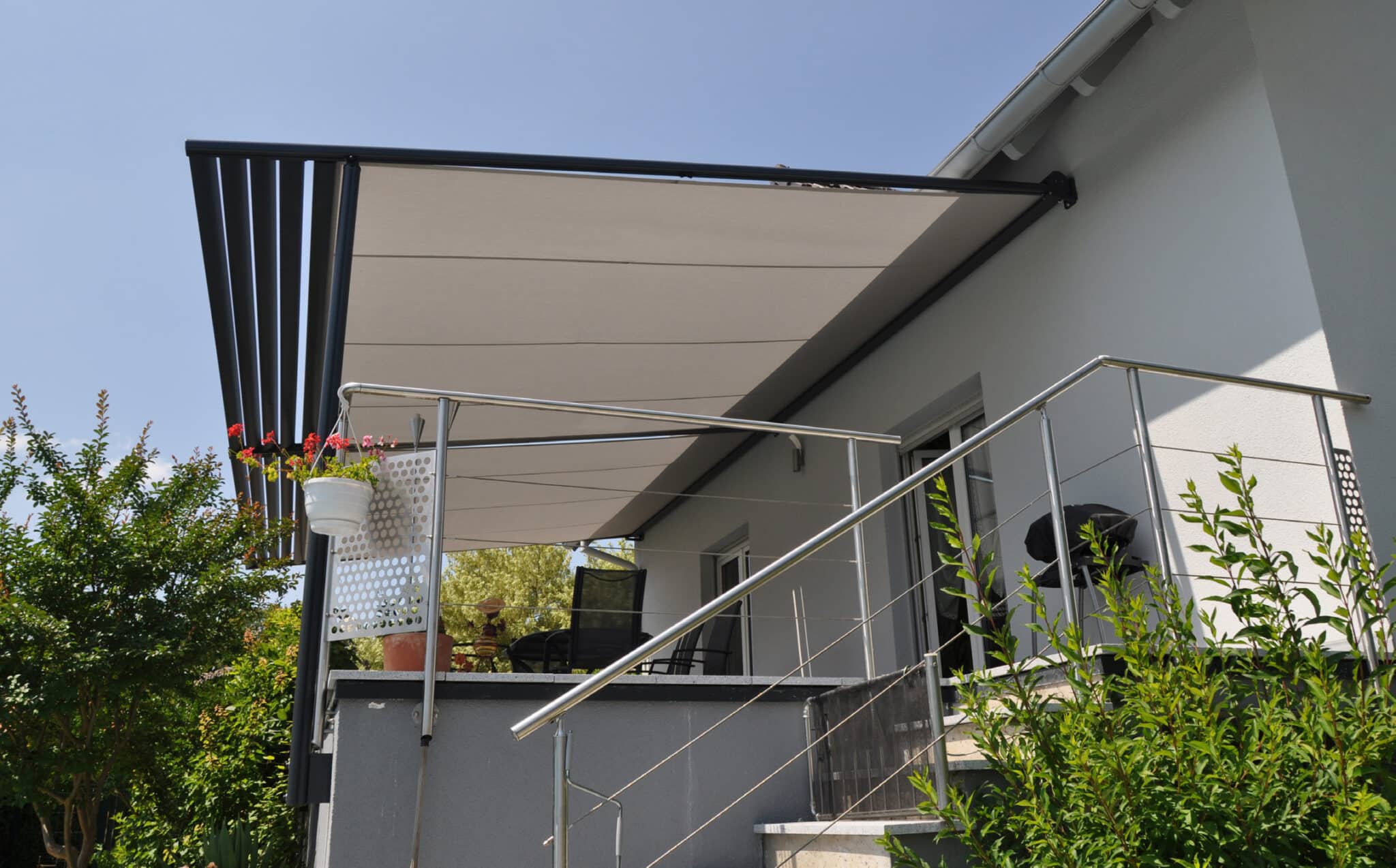 Store banne motorisé sur terrasse
